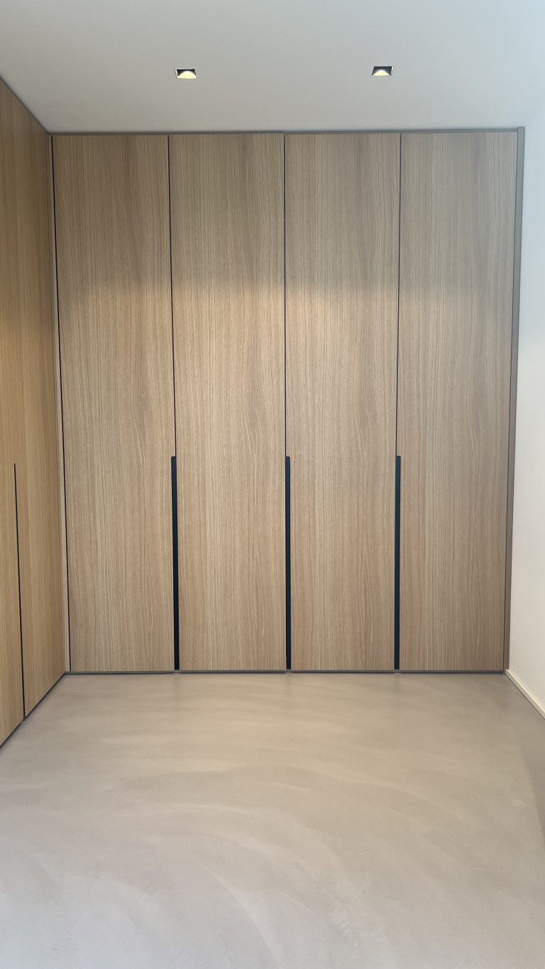 Kleiderschrank in Eiche geweißt mit Beleuchtung – Bild 4