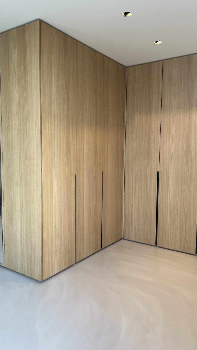 Kleiderschrank in Eiche geweißt mit Beleuchtung – Bild 5