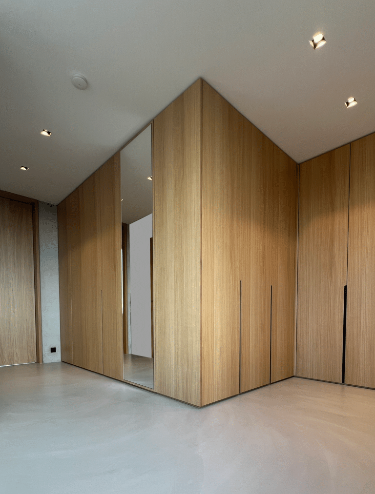 Kleiderschrank in Eiche geweißt mit Beleuchtung – Bild 1