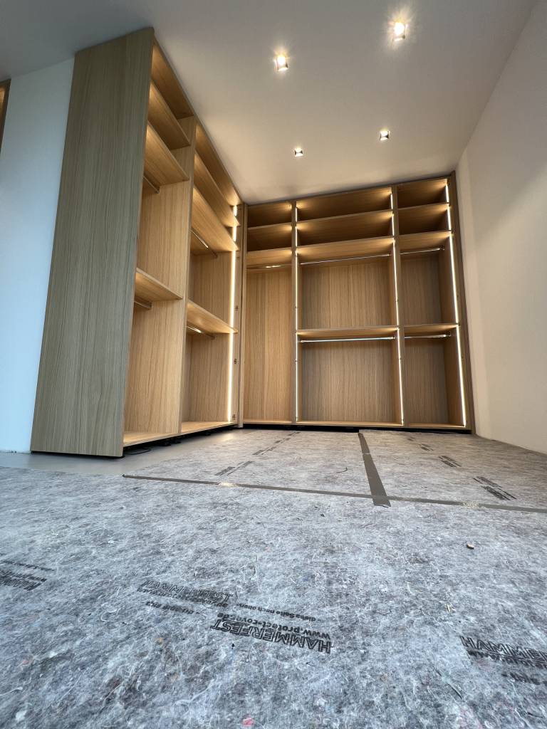 Kleiderschrank in Eiche geweißt mit Beleuchtung – Bild 9