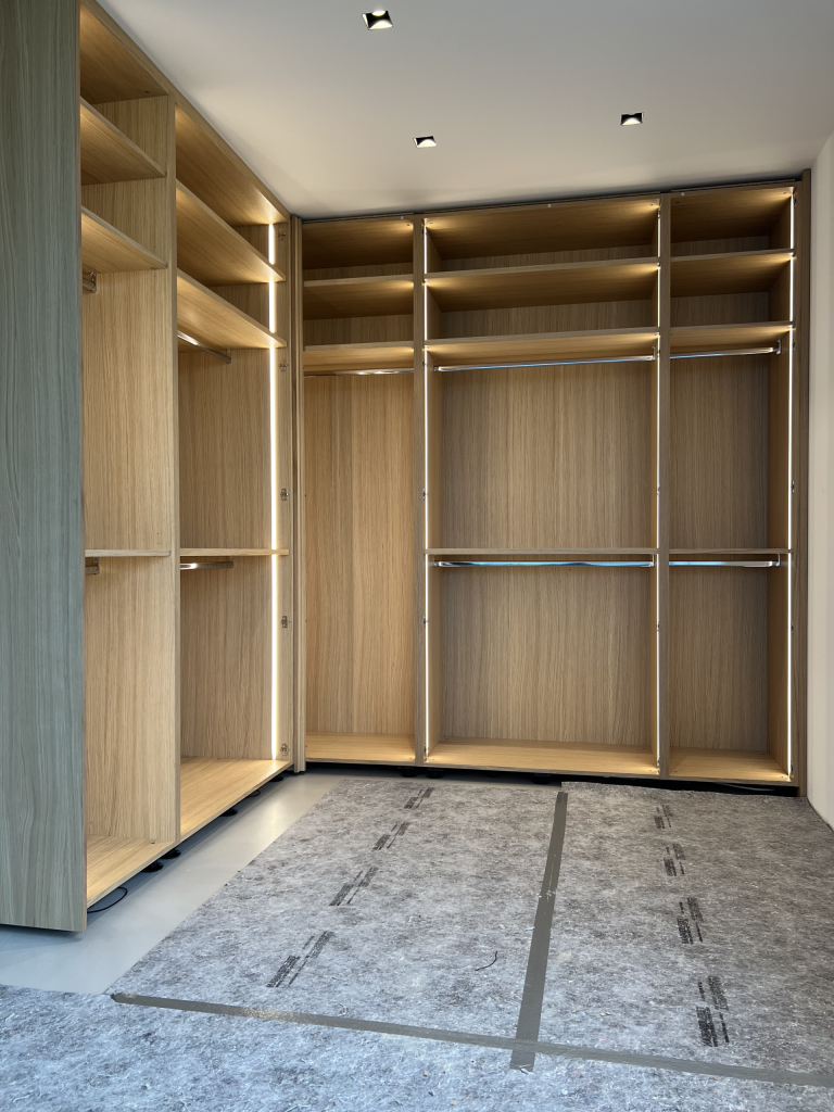 Kleiderschrank in Eiche geweißt mit Beleuchtung – Bild 10