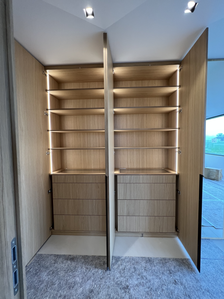Kleiderschrank in Eiche geweißt mit Beleuchtung – Bild 11