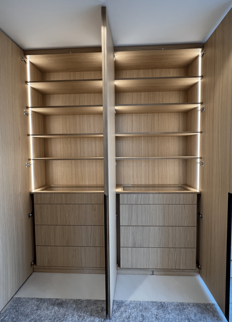 Kleiderschrank in Eiche geweißt mit Beleuchtung – Bild 2