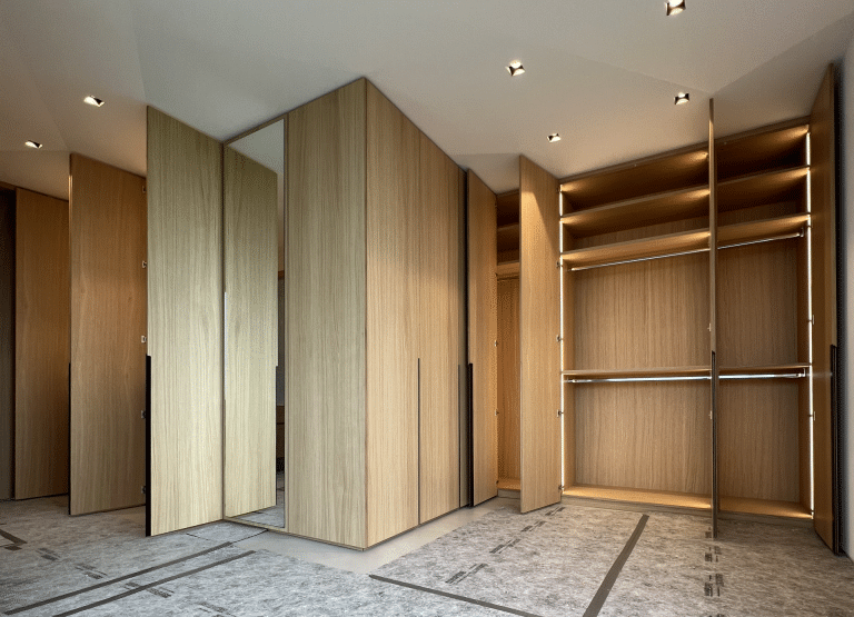 Kleiderschrank in Eiche geweißt mit Beleuchtung – Bild 3