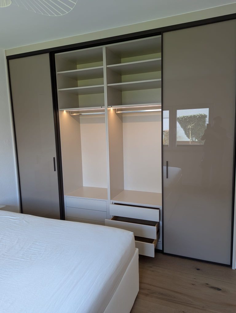 Einbauschrank mit Schiebetüren – Bild 6