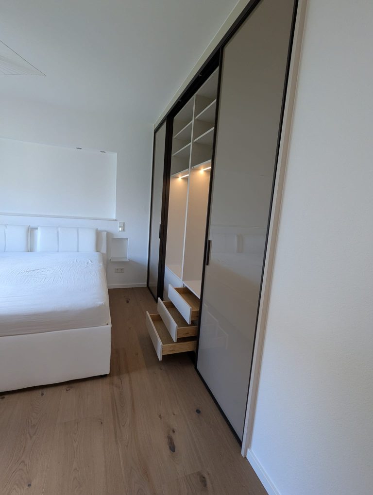 Einbauschrank mit Schiebetüren – Bild 7