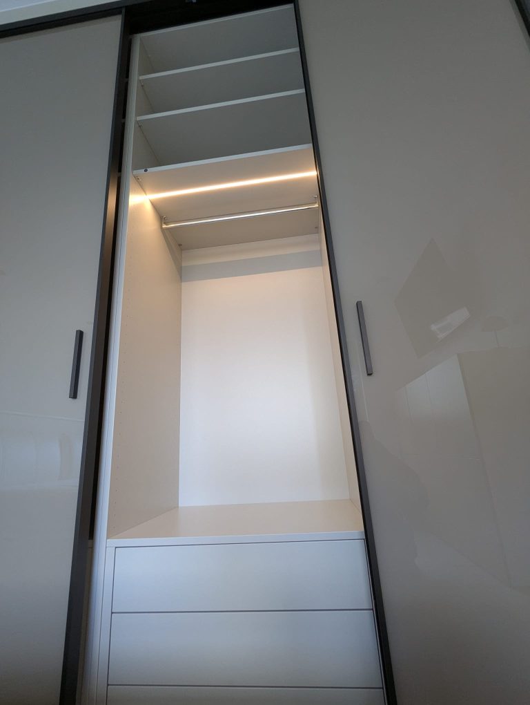 Einbauschrank mit Schiebetüren – Bild 4