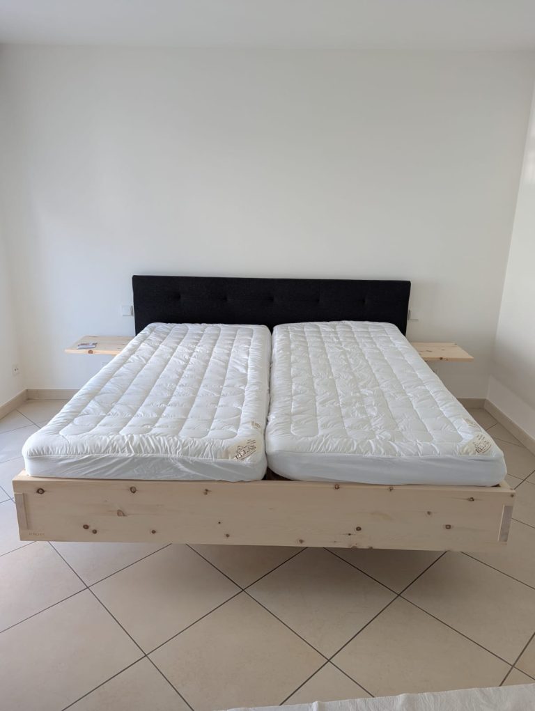 Zirbenbett mit Polsterkopfteil – Bild 4