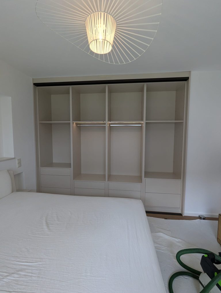 Einbauschrank mit Schiebetüren – Bild 9