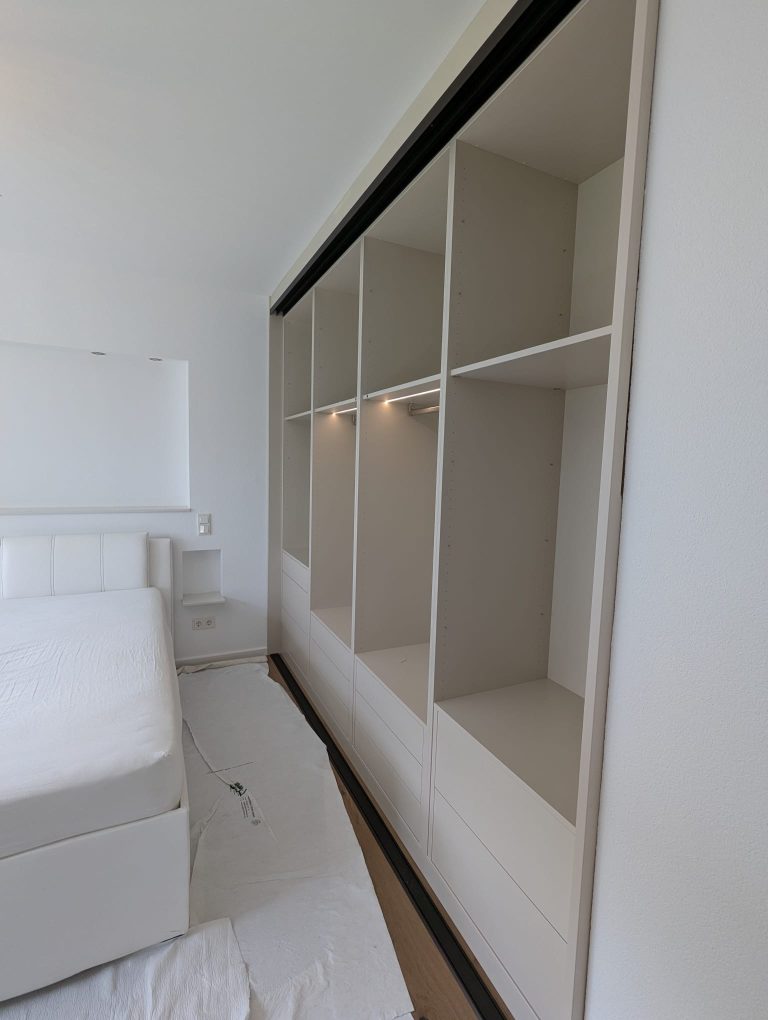Einbauschrank mit Schiebetüren – Bild 11