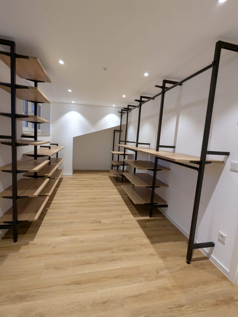 offenes Ankleidezimmer mit offenem Schranksystem – Bild 6