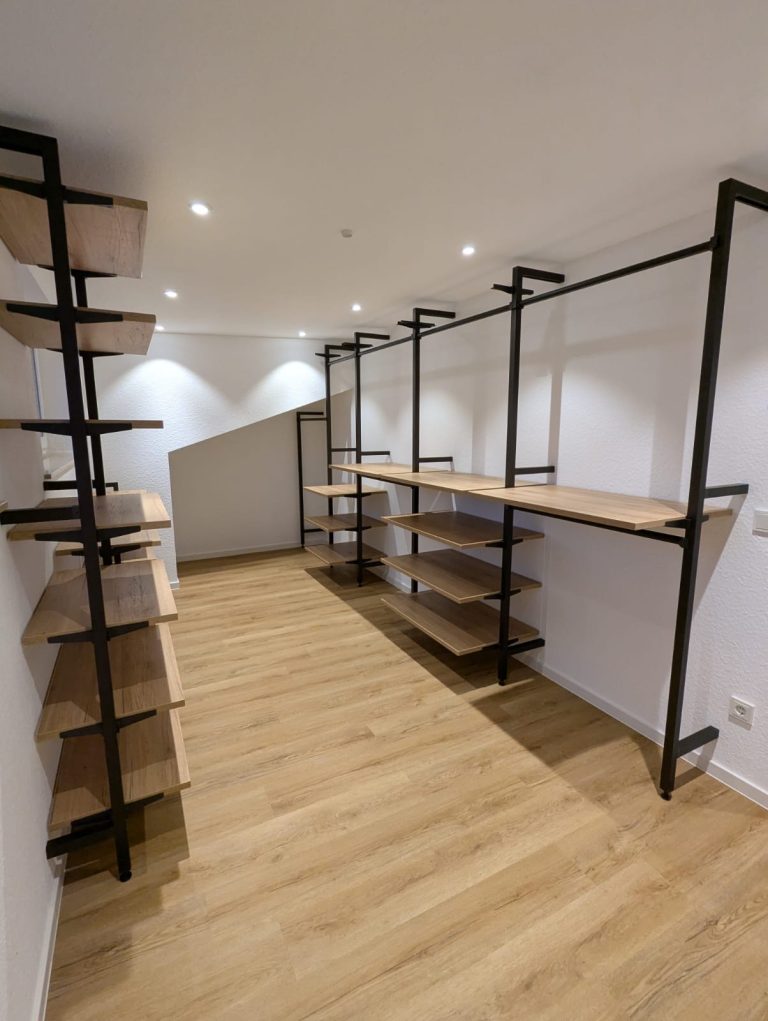 offenes Ankleidezimmer mit offenem Schranksystem – Bild 7