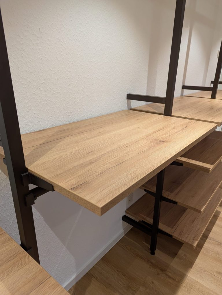 offenes Ankleidezimmer mit offenem Schranksystem – Bild 8