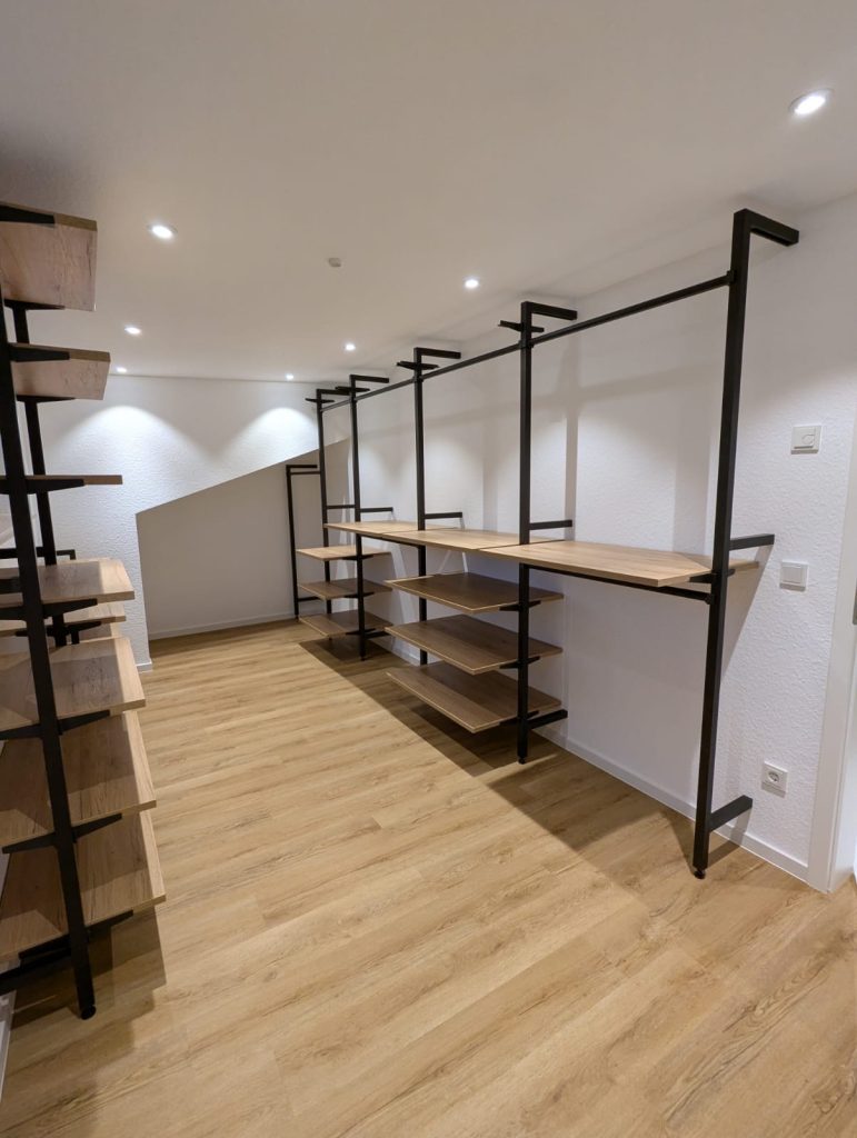 offenes Ankleidezimmer mit offenem Schranksystem