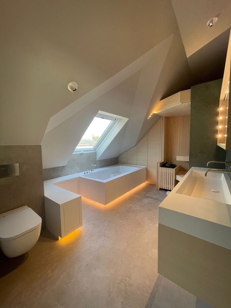 Bad im Dachgeschoss mit Sauna – Bild 3