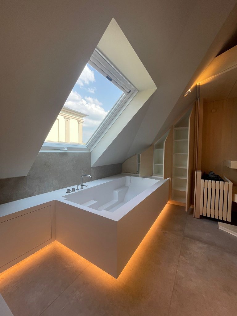 Bad im Dachgeschoss mit Sauna – Bild 4