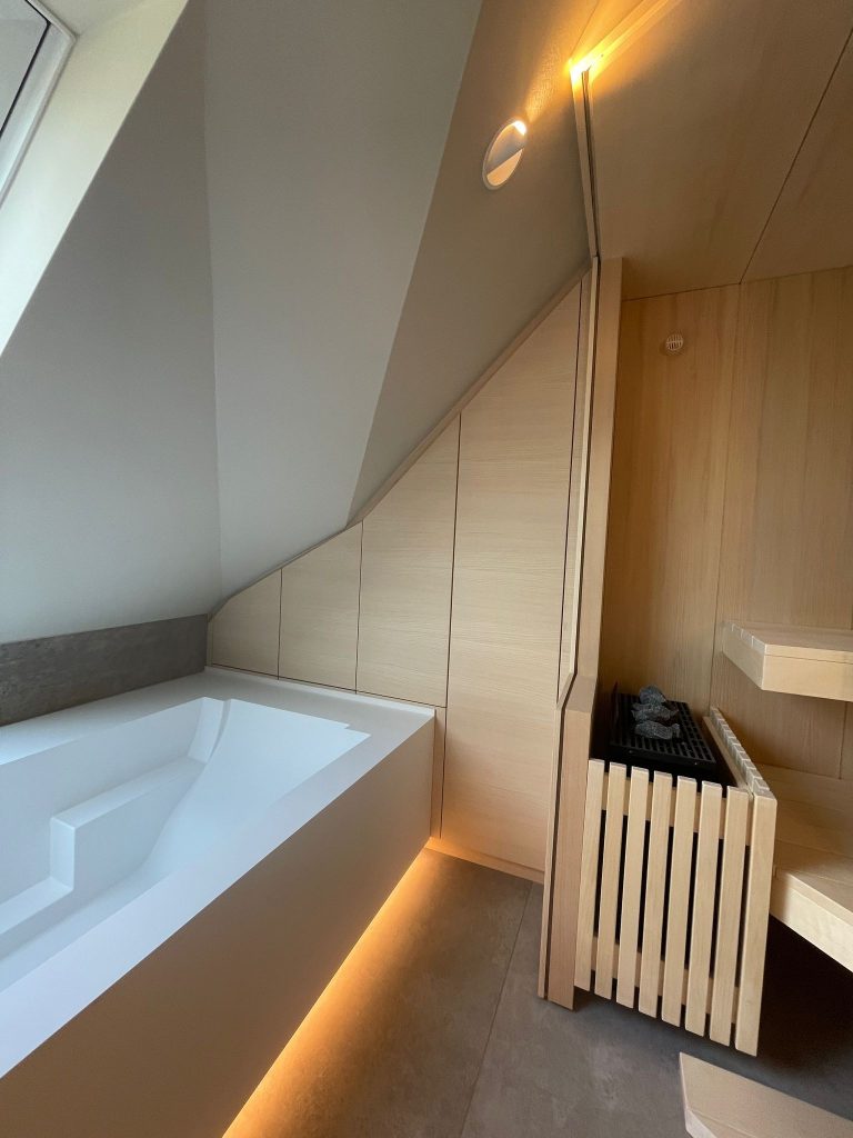 Bad im Dachgeschoss mit Sauna – Bild 8