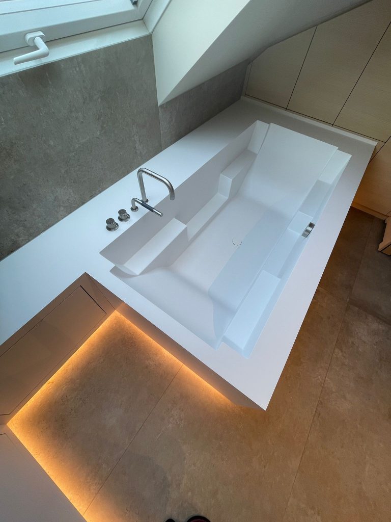 Bad im Dachgeschoss mit Sauna – Bild 9