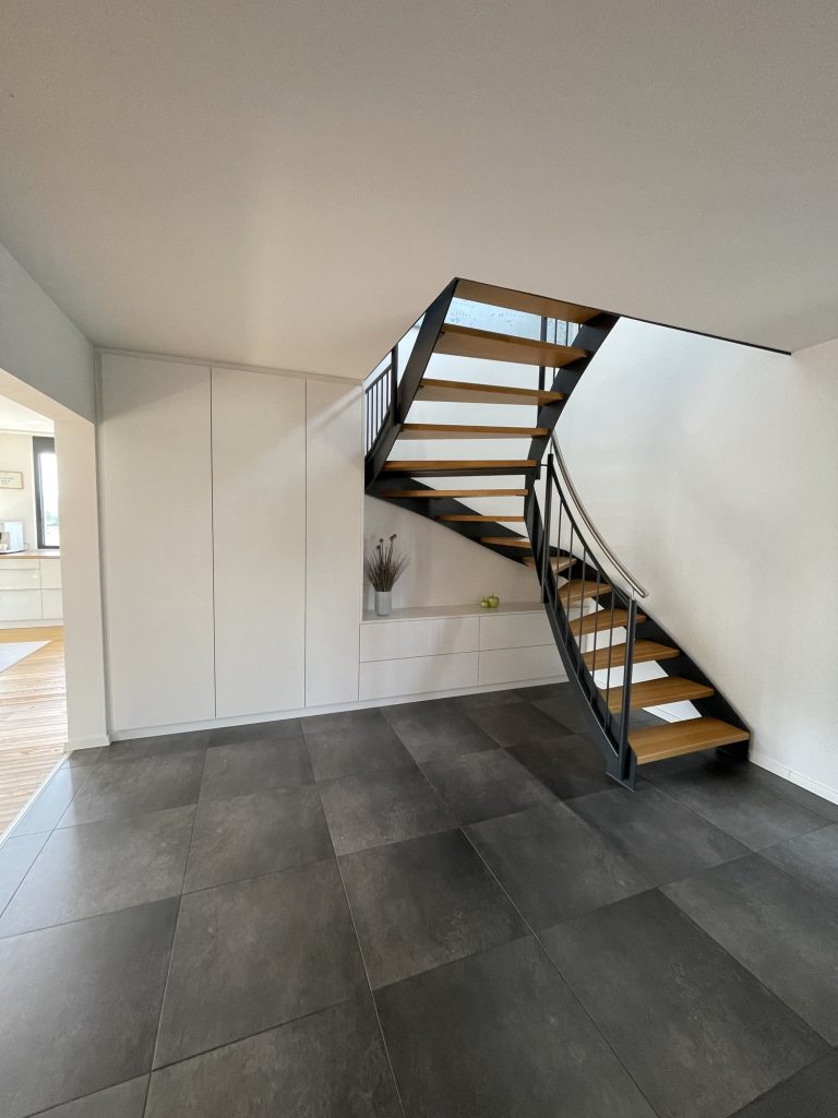 Eingang mit Stauraum unter der Treppe
