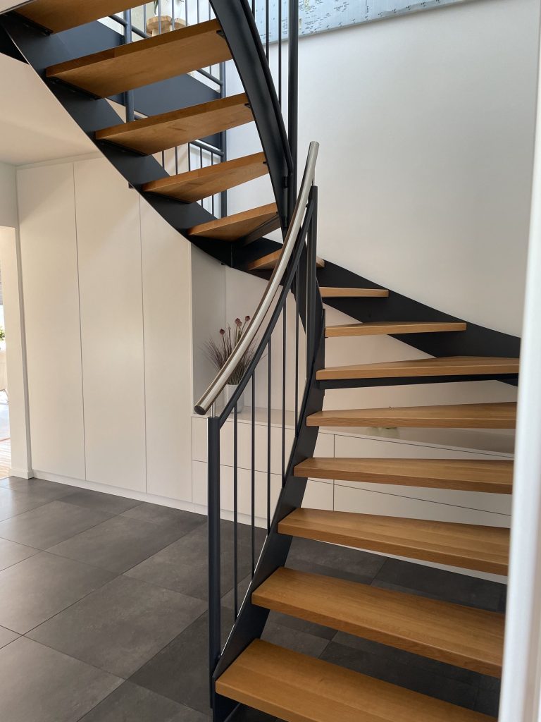 Eingang mit Stauraum unter der Treppe – Bild 2