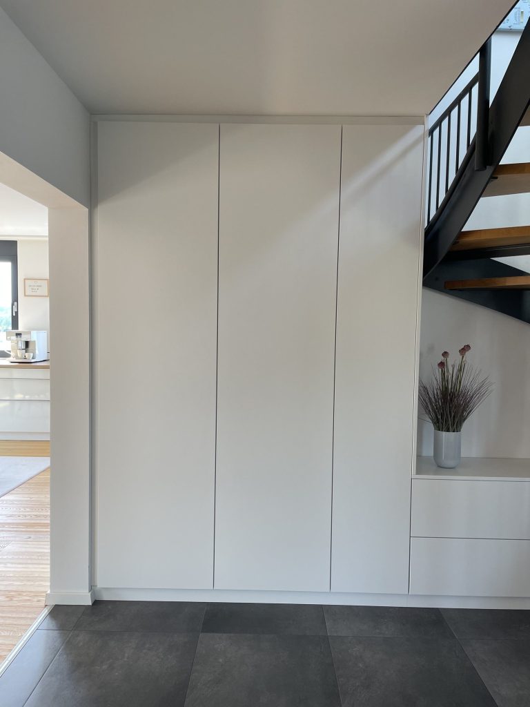 Eingang mit Stauraum unter der Treppe – Bild 3