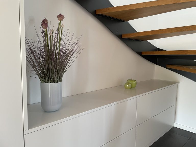 Eingang mit Stauraum unter der Treppe – Bild 4