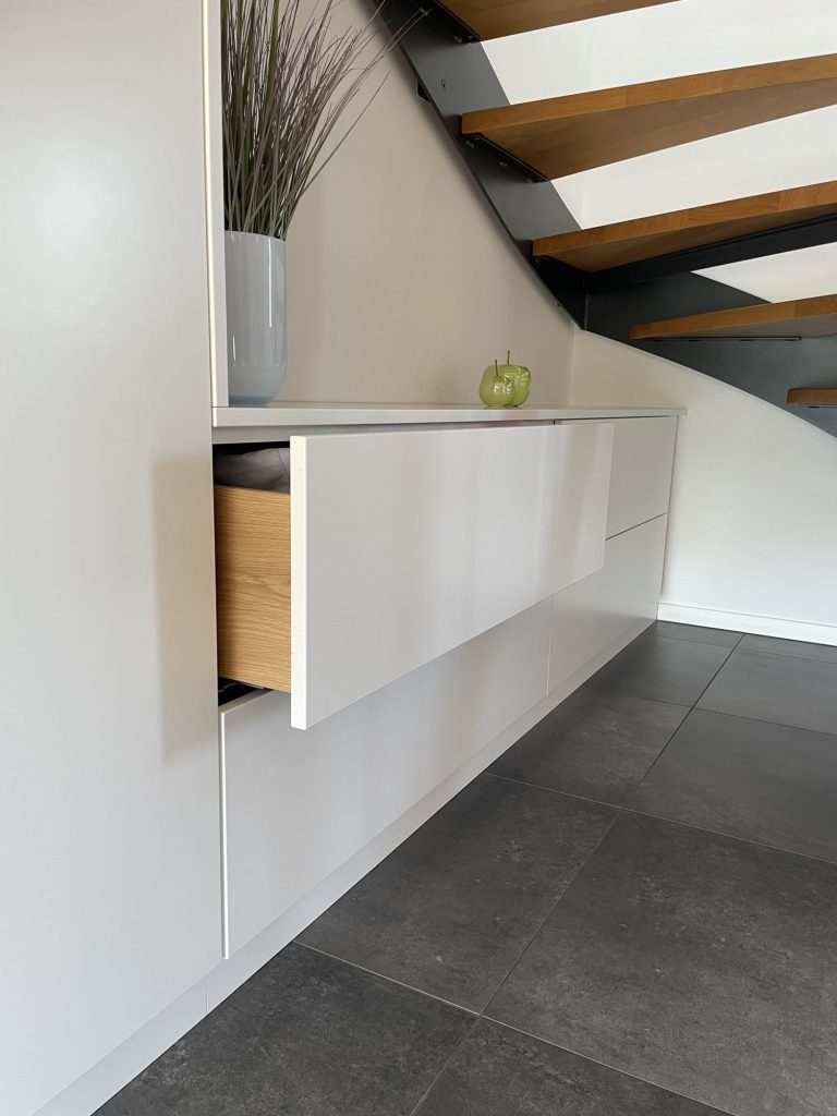 Eingang mit Stauraum unter der Treppe – Bild 5