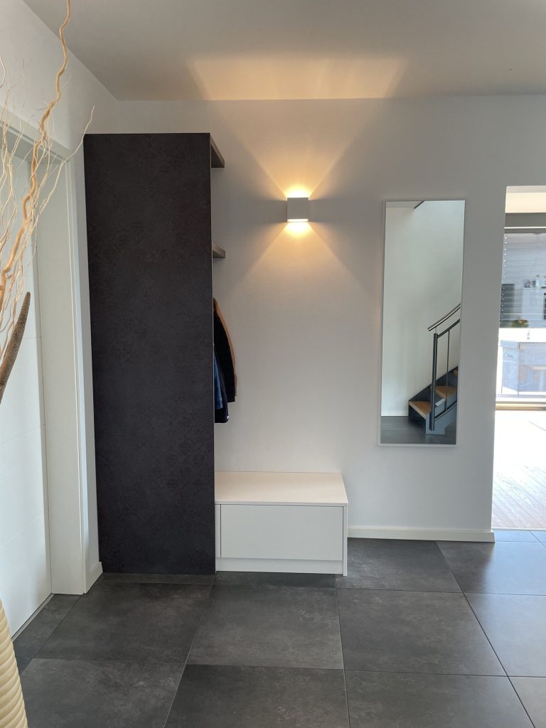 Eingang mit Stauraum unter der Treppe – Bild 8