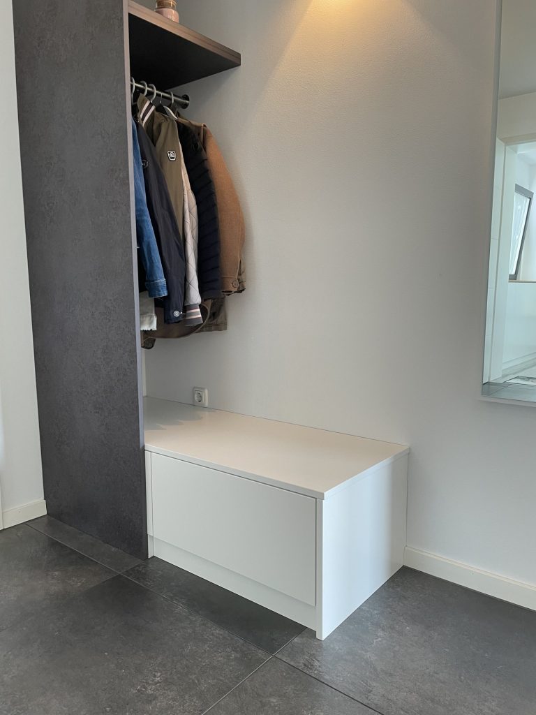Eingang mit Stauraum unter der Treppe – Bild 10