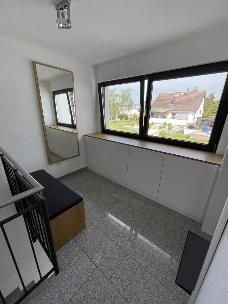 Flur mit Sitzbank aus Eiche und Sideboard