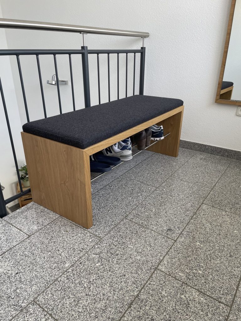 Flur mit Sitzbank aus Eiche und Sideboard – Bild 2
