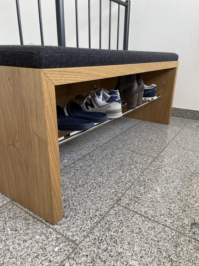 Flur mit Sitzbank aus Eiche und Sideboard – Bild 3