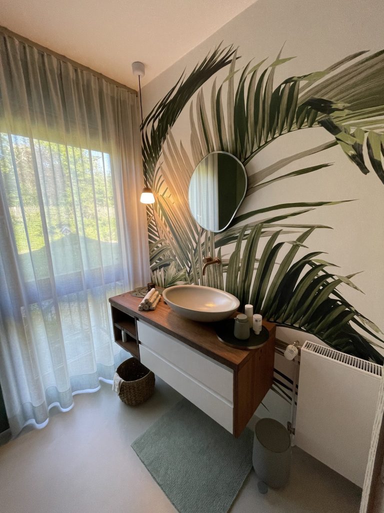 Gästebad mit Waschtisch aus Altholz