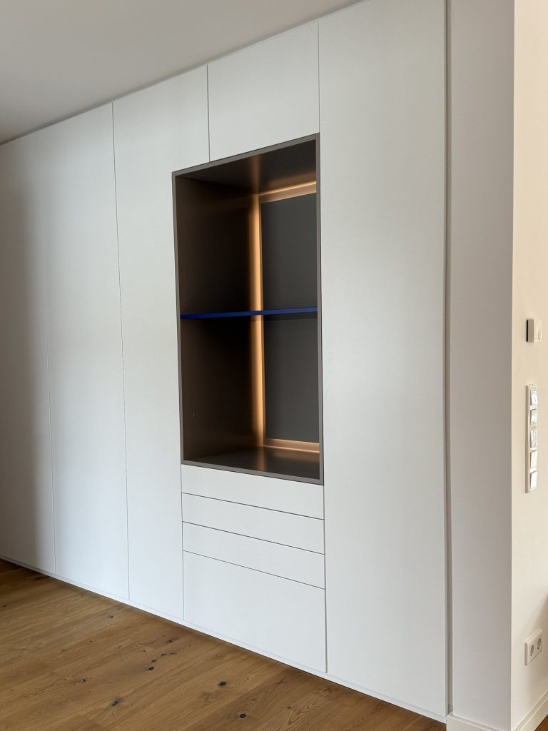 Garderobenschrank mit beleuchteter Nische