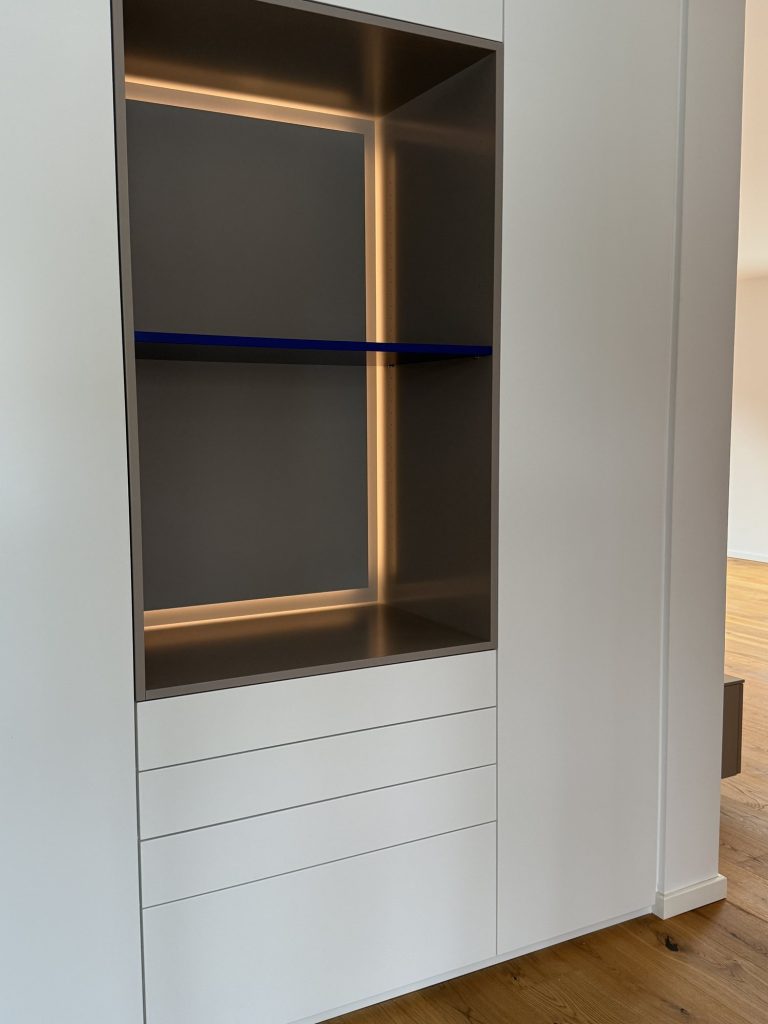 Garderobenschrank mit beleuchteter Nische – Bild 2
