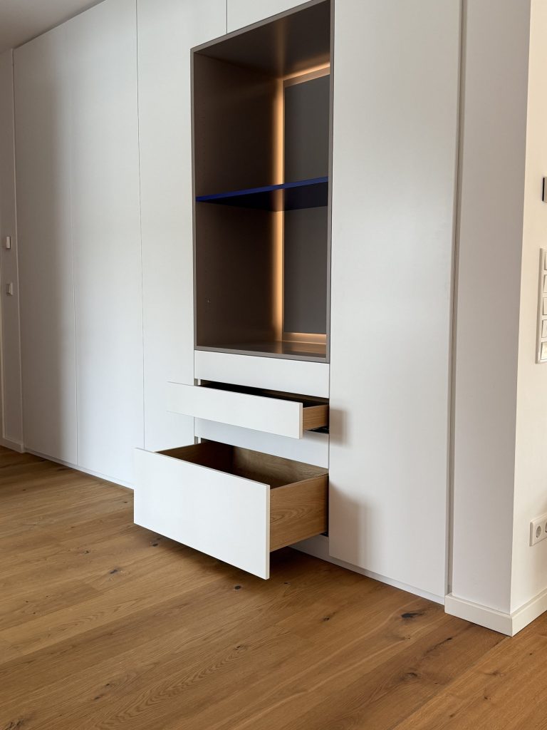 Garderobenschrank mit beleuchteter Nische – Bild 3