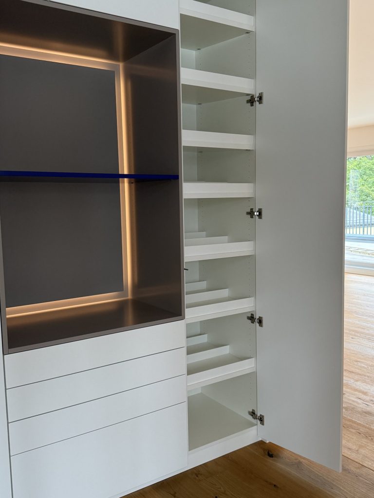 Garderobenschrank mit beleuchteter Nische – Bild 4
