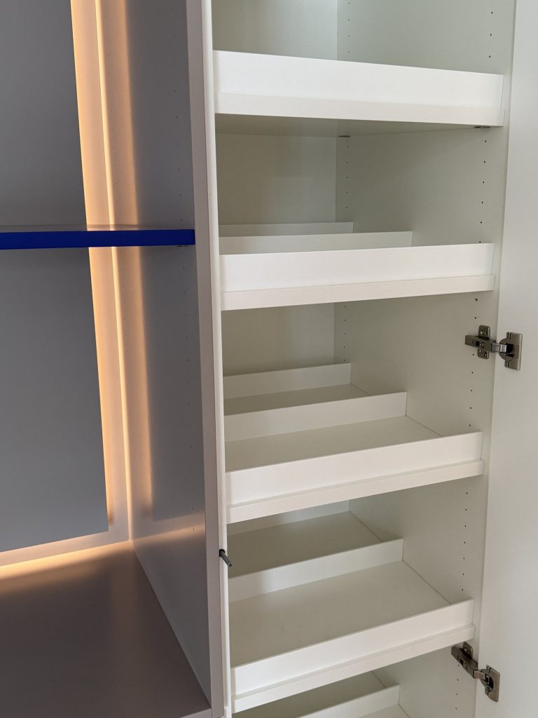 Garderobenschrank mit beleuchteter Nische – Bild 5