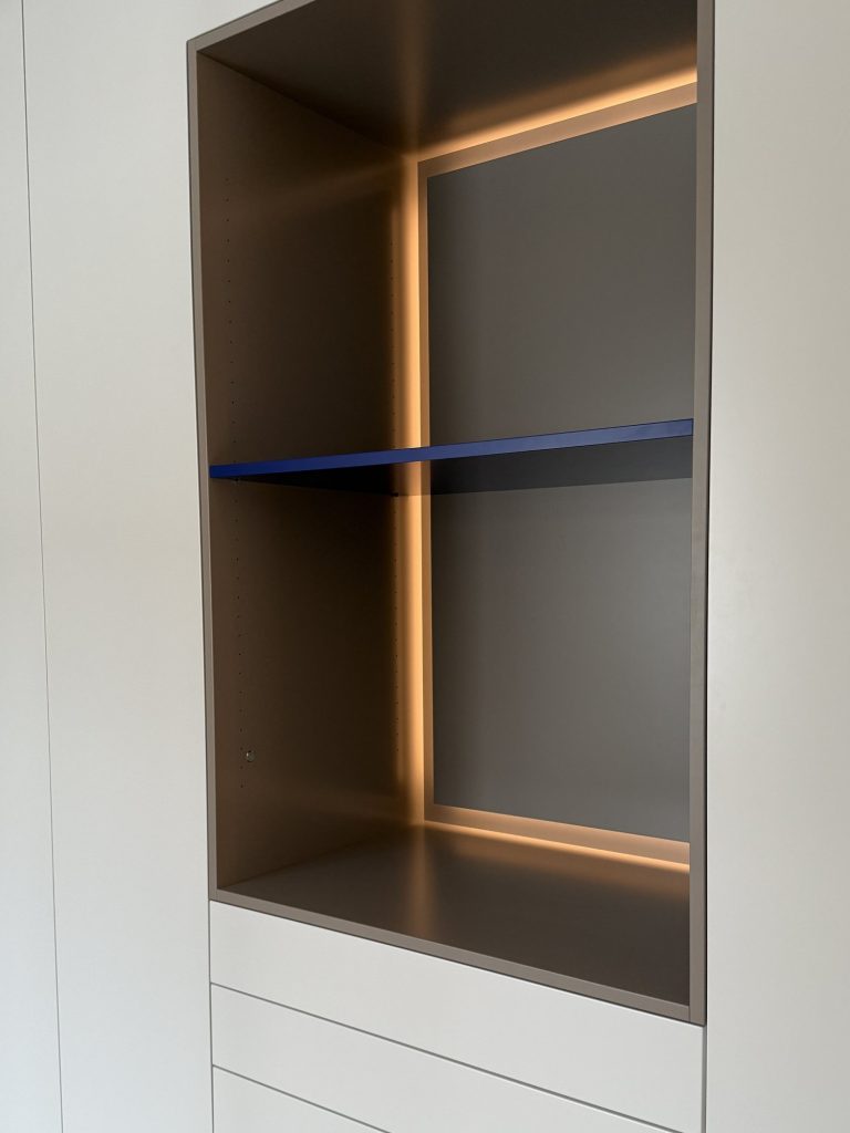 Garderobenschrank mit beleuchteter Nische – Bild 6