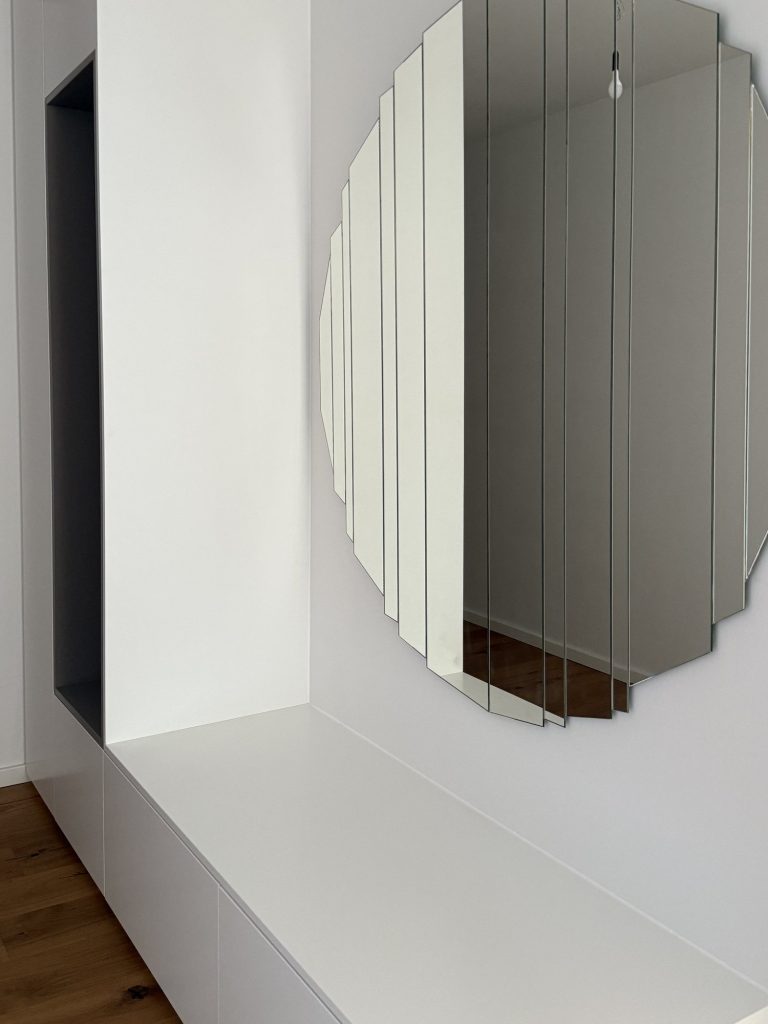 Weiße Garderobe mit Sitzbank und offener Nische – Bild 2