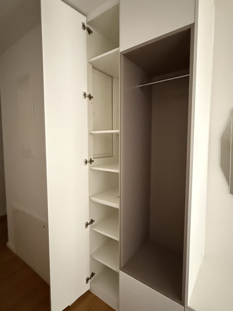Weiße Garderobe mit Sitzbank und offener Nische – Bild 3
