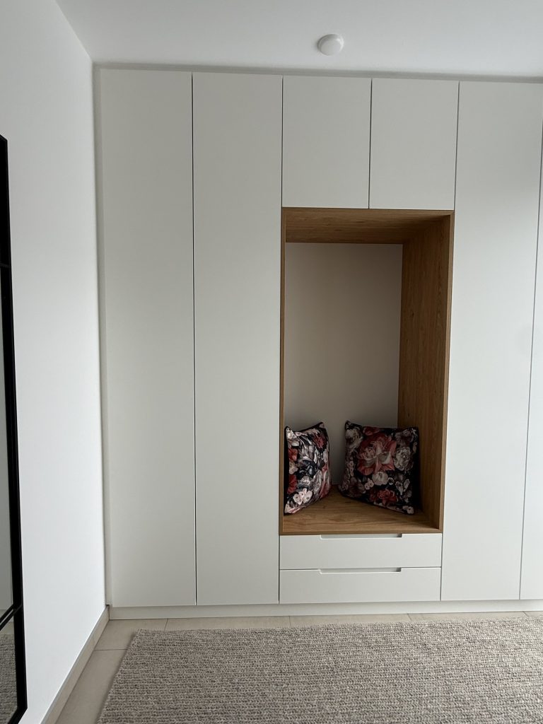 Garderobe mit Sitznische aus Eiche – Bild 1