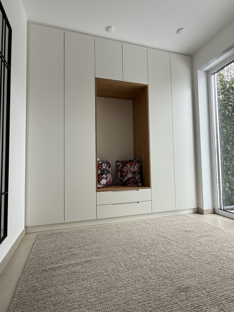 Garderobe mit Sitznische aus Eiche