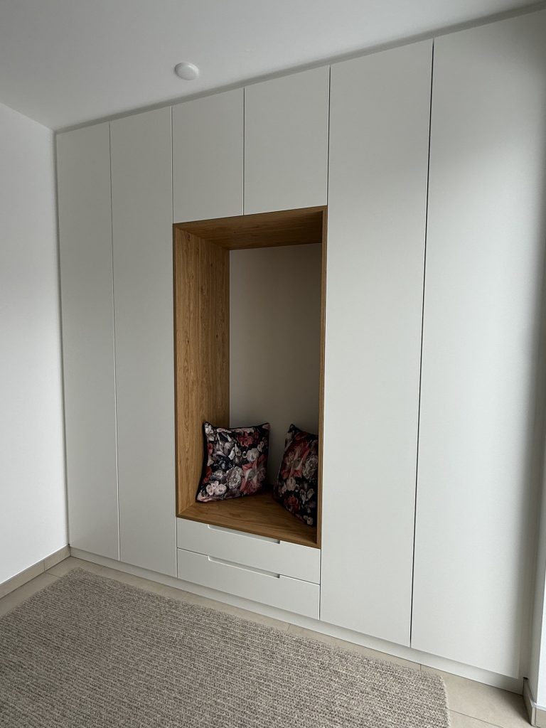 Garderobe mit Sitznische aus Eiche – Bild 3