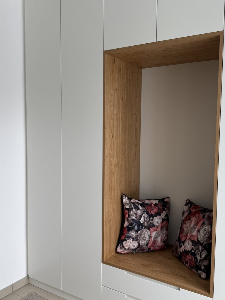 Garderobe mit Sitznische aus Eiche – Bild 4