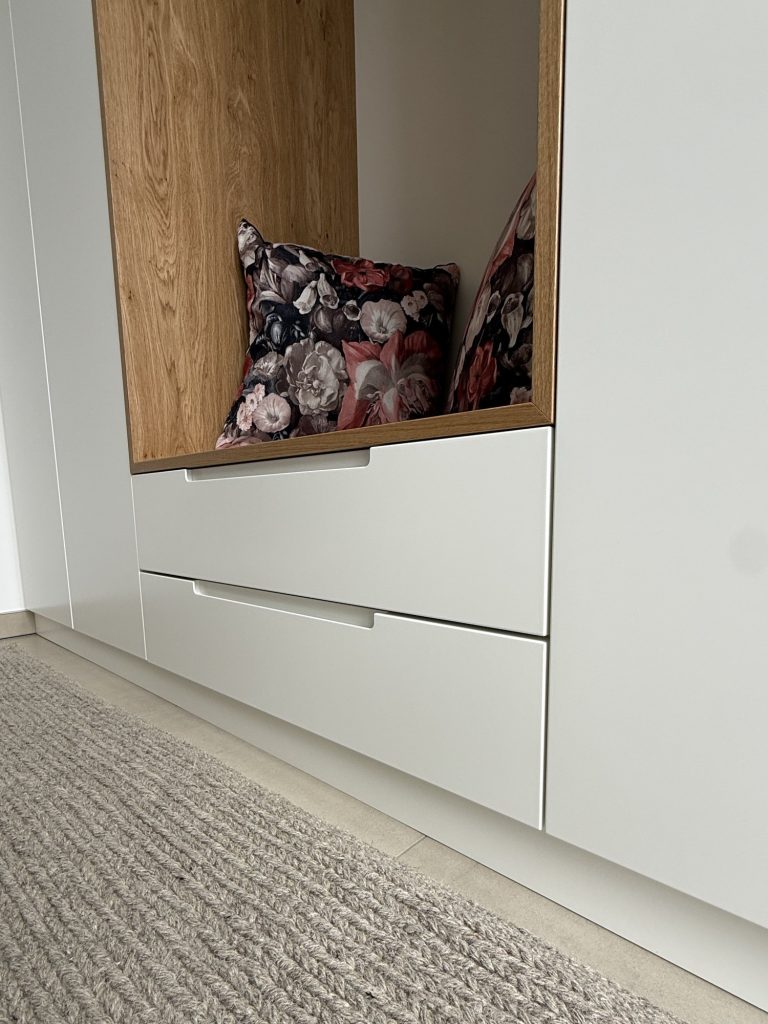 Garderobe mit Sitznische aus Eiche – Bild 5