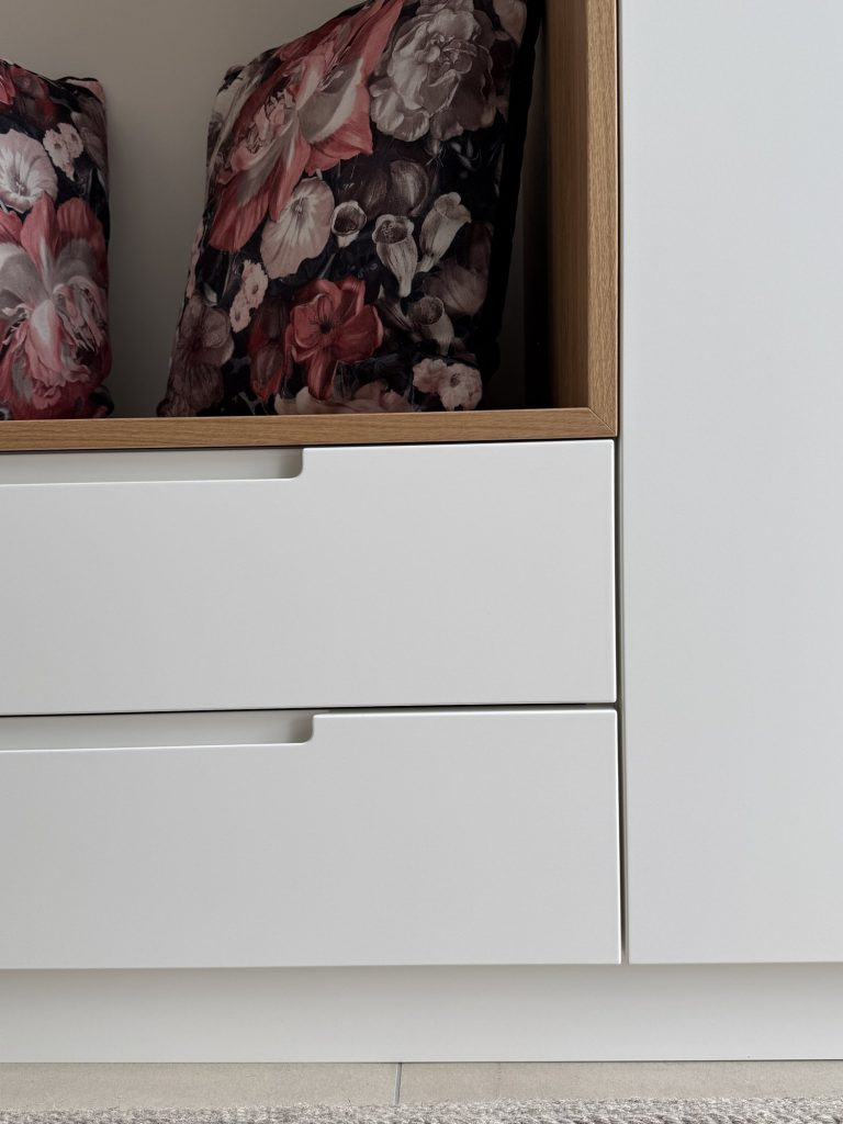 Garderobe mit Sitznische aus Eiche – Bild 6