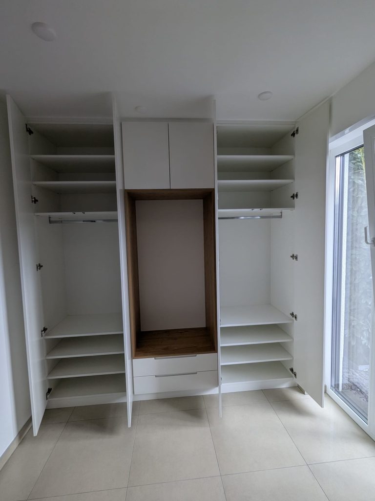 Garderobe mit Sitznische aus Eiche – Bild 7