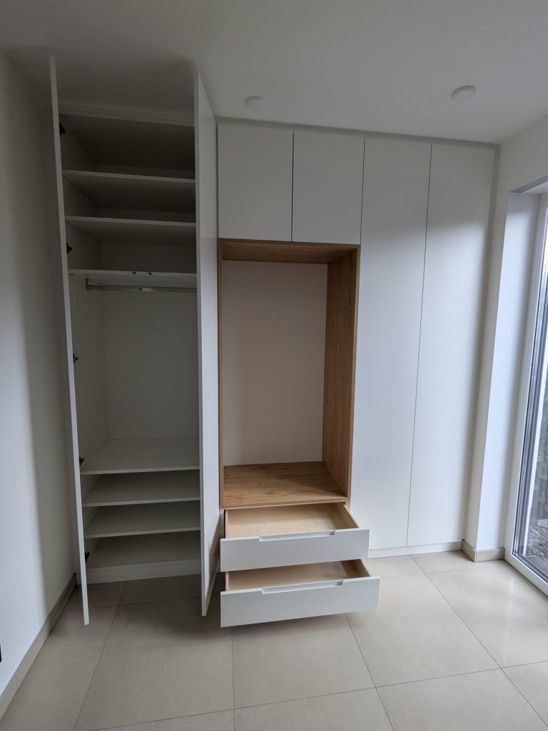 Garderobe mit Sitznische aus Eiche – Bild 8