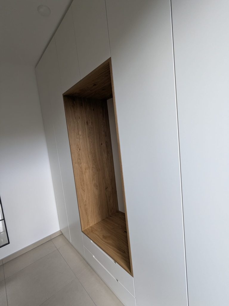 Garderobe mit Sitznische aus Eiche – Bild 9